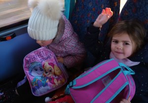 Dwoje dzieci siedzi w autobusie. Jadą do kina