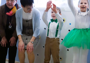 Babcie i wnuczęta tańczą na scenie po zakończeniu inscenizacji artystycznej.