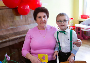 Babcia z wnuczkiem pozują do zdjęcia.