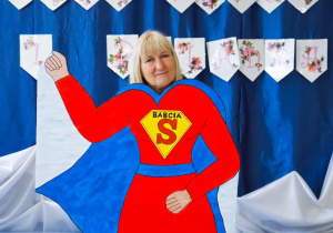 Pani Dyrektor pozuje do zdjęcia, korzystając z sylwety superbohaterki.
