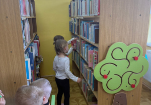 dzieci między szafkami w bibliotece