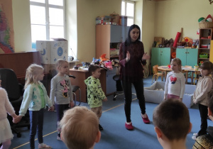 grupa dzieci w MDK, biorą udział w zabawach teatralnych, z nimi pani animatorka