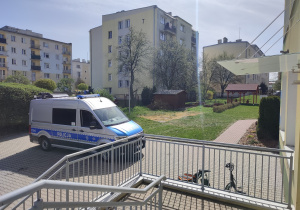 radiowóz na placu przedszkolnym
