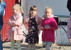 trzy dziewczynki borą udział w konkursie