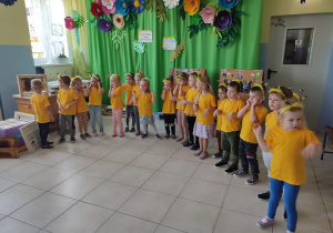 dzieci przebrane za pszczółki prezentują uczestnikom konkursu inscenizacjęo zapylaczach