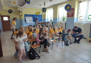 uczestnicy konkursu zgromadzeni w przedszkolnej szatni czekają na wręczenie nagród