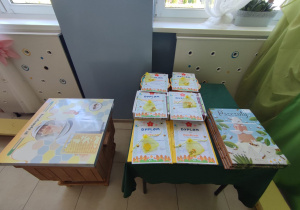 stolik z nagrodami w konkursie - grami i książkami o pszczołach