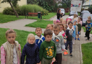 grupa przedszkolakó idzie ulicami osiedla w korowodzie w okazji Dnia Przedszkolaka