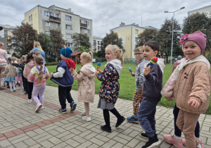 grupa dizeci z grzechotkami w rękach podczas zabawy muzycznej