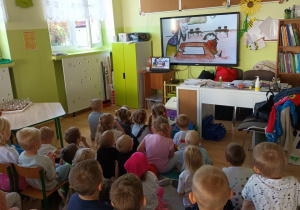 Dzieci siedzą przed ekranem i oglądają bajkę o Vashti.
