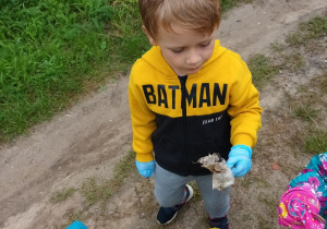 chłopiec wrzuca śmiecia do worka na odpady