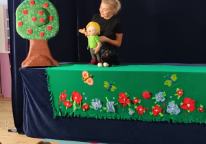 aktorka z WidziMIsię animuje lalką teatralną