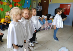 kilkoro dzieci, w szatkach Duszków , stoją podczas występu i deklamują wiersze