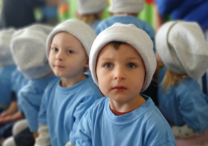 grupa dzieci przebranych za smerfy, jeden chłopców patrzy w obiektyw aparatu