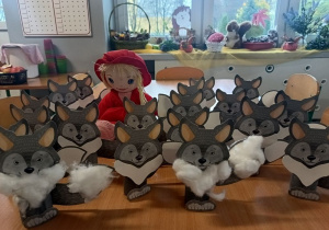 kartonowe wilki wykonane przez dzieci