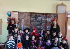 Dzieci z nauczycielkami pozują do zdjęcia. Wszyscy przebrani są w tematyczne stroje.
