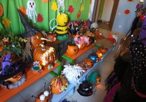 Zdjęcia przedstawia dynie przygotowane na konkurs.