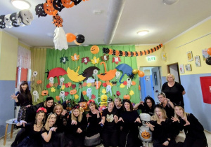 Nauczycielki w tematycznych strojach pozują do zdjęcia.