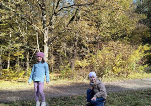 Dwie dziewczynki stoją na kamieniach i pozują do zdjęcia.