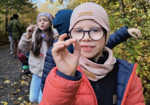 Chłopiec pozuje do zdjęcia i prezentuje śnieguliczkę.