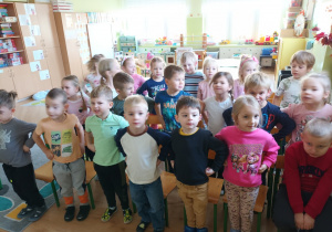 Dzieci prezentują gesty związane z umiejętnością reagowania na sytuacje niebezpieczne.