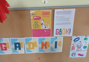 Zdjęcie przedstawia tablice z napisem "GADKI" .