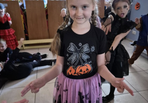 Dziewczynka pozuje do zdjęcia.