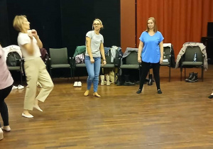nauczycielki stoją w kole - biorą udział w improwicacji ruchowej