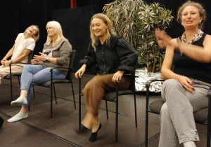 cztery nauczycielki siedzą na krzesłach - biorą udział w ćwiczeniu parateatralnym, śmieją się