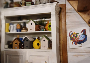 wyposarzenie "Gniazda" - stary, stylizowany kredens