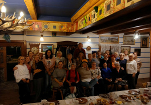 uczestnicy wyjazdu do "Gniazda" w Felicjanowie pozujądo wspólnego zdjęcia