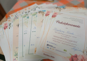 podziękowania w formie dyplomów dla uczestniczek