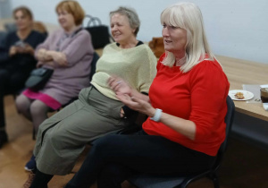 uczestnicy warsztatów biorą udziałw zajęciach teatralnych