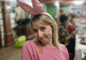 uczestniczka spotkania w Felicjanowie - nauczcielka. na głowie ma opaskę z różowymi uszkami