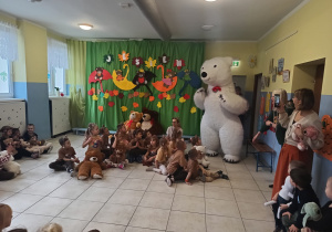 grupa dzieci w szatni, wchodzi biały wielki miś, dzieci są bardzo zdziwione