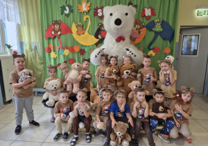 dzieci z grupy Misie pozują do wspólnego zdjęcia z duzym białym misiem