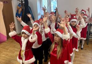 dzieci w mikołajowych strojach podczas próby za kulisami sceny w MOK