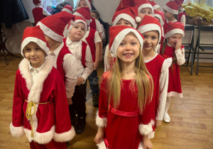 dzieci w mikołajowych strojach podczas próby za kulisami sceny w MOK