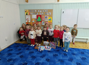 Małe Smerfy w bibliotece