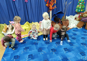 sześcioro dzieci w bibliotece, obok nich dekoracja na Dzień Misia