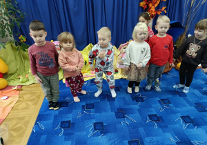 grupa dzieci w bibliotece