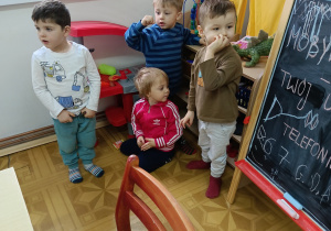 grupa chłopców w kąciku zabaw w bibliotece