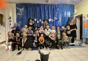 Dzieci wraz z nauczycielkami pozują do zdjęcia.