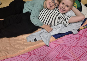 Chłopcy leżą przed snem i pozują do zdjęcia.