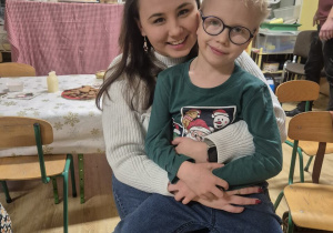 Mama z synkiem pozują do zdjęcia.