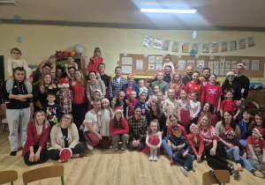 Rodzice wraz z dziećmi i nauczycielkami pozują do zdjęcia.