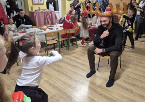 Córka z tatą uczestniczą w świątecznej zabawie.