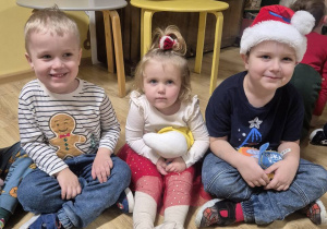 Rodzeństwo pozuje do zdjęcia.