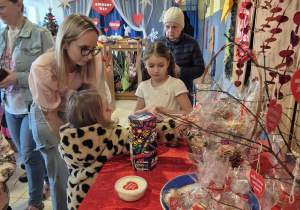 Sprzedaż pyszności w szatni przedszkola