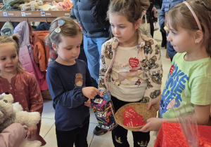 Dziewczynka wrzuca pieniądze do puszki